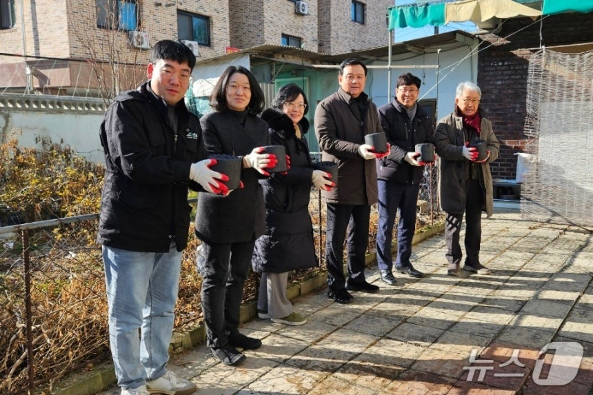 장기 기증으로 4명에게 새 생명을 주고 숨진 고(故) 박준용 주무관(왼쪽 첫 번째).