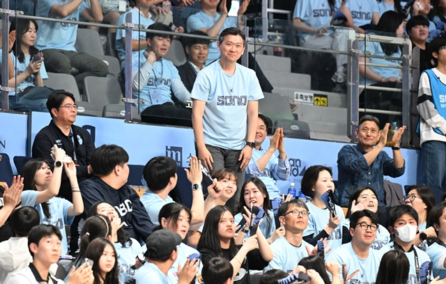 고양 소노의 서준혁 구단주(가운데). /사진=KBL 제공