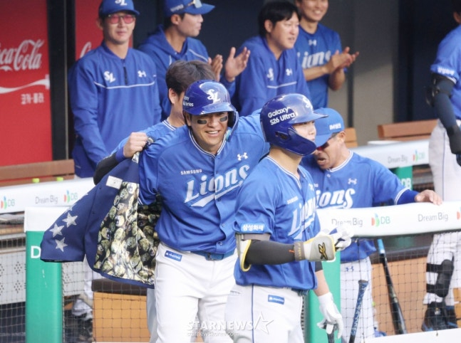 강민호(가운데)가 2회초 더그아웃에서 홈런 재킷을 입고 있다. /사진=김진경 대기자