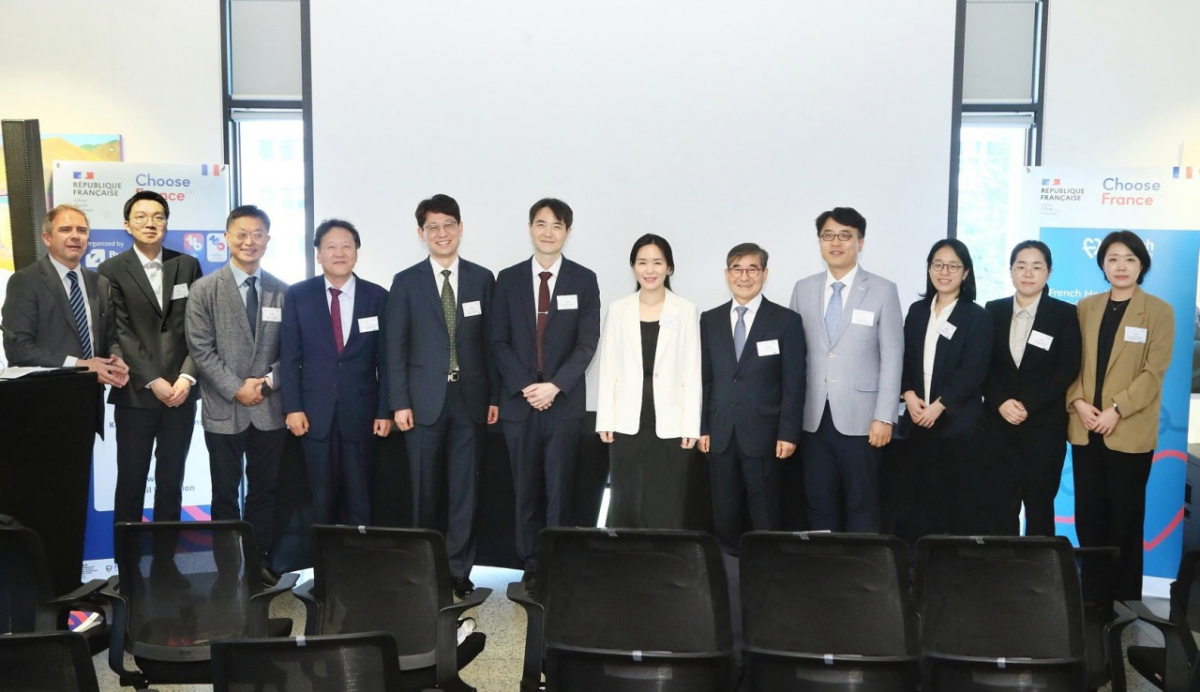 지난 13일 주한 프랑스대사관 비즈니스프랑스와 프렌치헬스케어코리아가 서울 주한 프랑스대사관 김중업관에서 개최한 '한-불 수교 140주년 기념 보건의료 정책 세미나'에 참석한 연자와 패널들. /사진=주한 프랑스대사관  