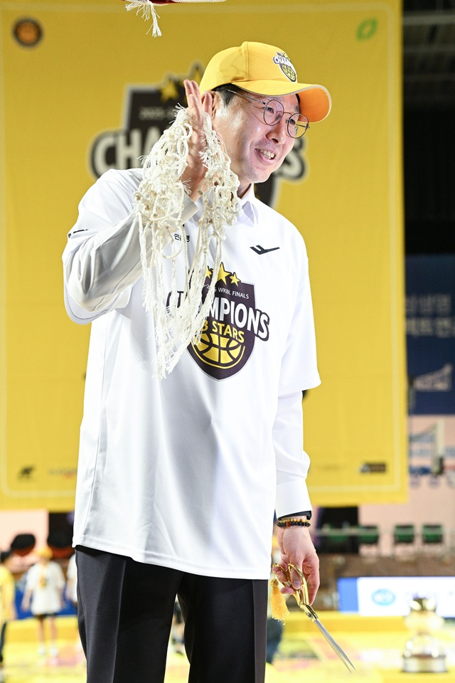 김완수 감독의 우승 세리머니. /사진=WKBL 제공