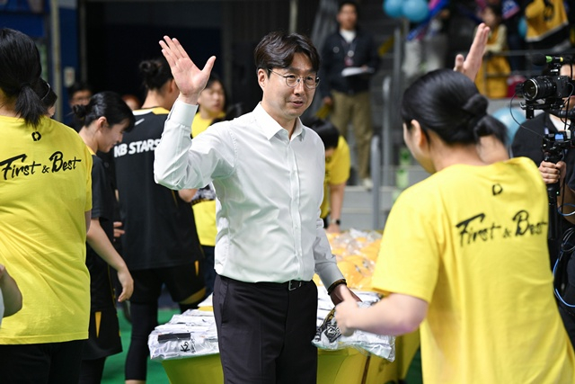 김완수 감독(가운데). /사진=WKBL 제공