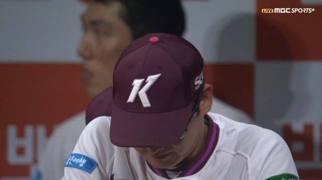 키움 히어로즈 외국인 타자 트렌턴 브룩스가 14일 한화 이글스전 7회말 무기력하게 루킹 삼진으로 물러나자 설종진 감독이 고개를 떨구고 있다. /사진=TVING 중계화면 갈무리
