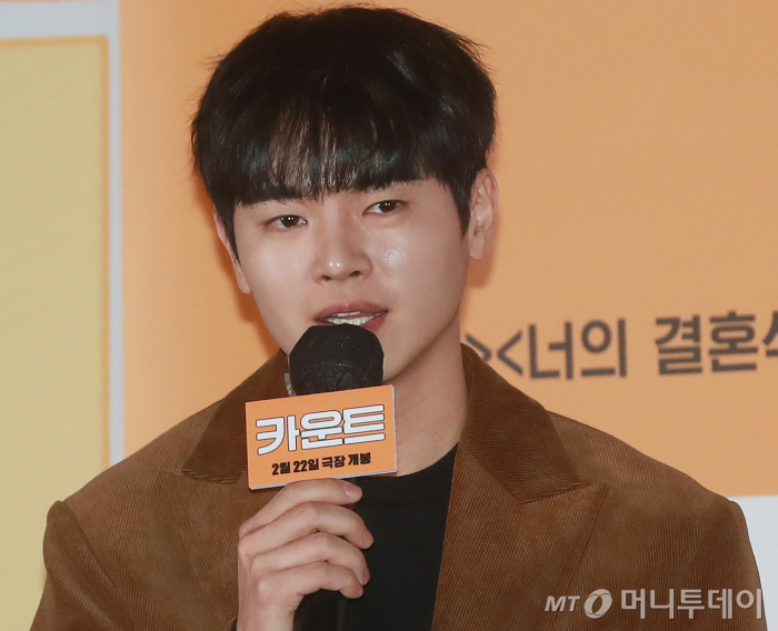 장동주는최근 휴대전화 해킹 피해를 호소했다. 그는 SNS를 통해 "사진첩 속 개인 사진, 대화 내용 캡처, 연락처 목록 등이 유출됐고 이후 협박이 시작됐다. 그날부터 오늘까지 하루도 빠짐없이 지옥 같았다"고 호소했다.  해킹범은 돈을 요구했다. 장동주는 해킹범에게 자신의 전 재산을 넘겼으며, 가족과 지인에게 돈을 빌리기까지 했다고 한다. 그는 "가족은 나를 위해 집도 팔았고 급하게 생긴 빚은 또 다른 빚을 만들었다. 결국 수십억을 날렸다"고 했다.  그러면서 "저로 인해 상처받고 피해 입으신 분들께 진심으로 죄송하다. 저를 믿고 기다려 주신다면 정신 차리고 살아서 1원 한 장까지 빠짐없이 갚겠다. 도와 달라"고 부탁했다. /사진=머니투데이 DB