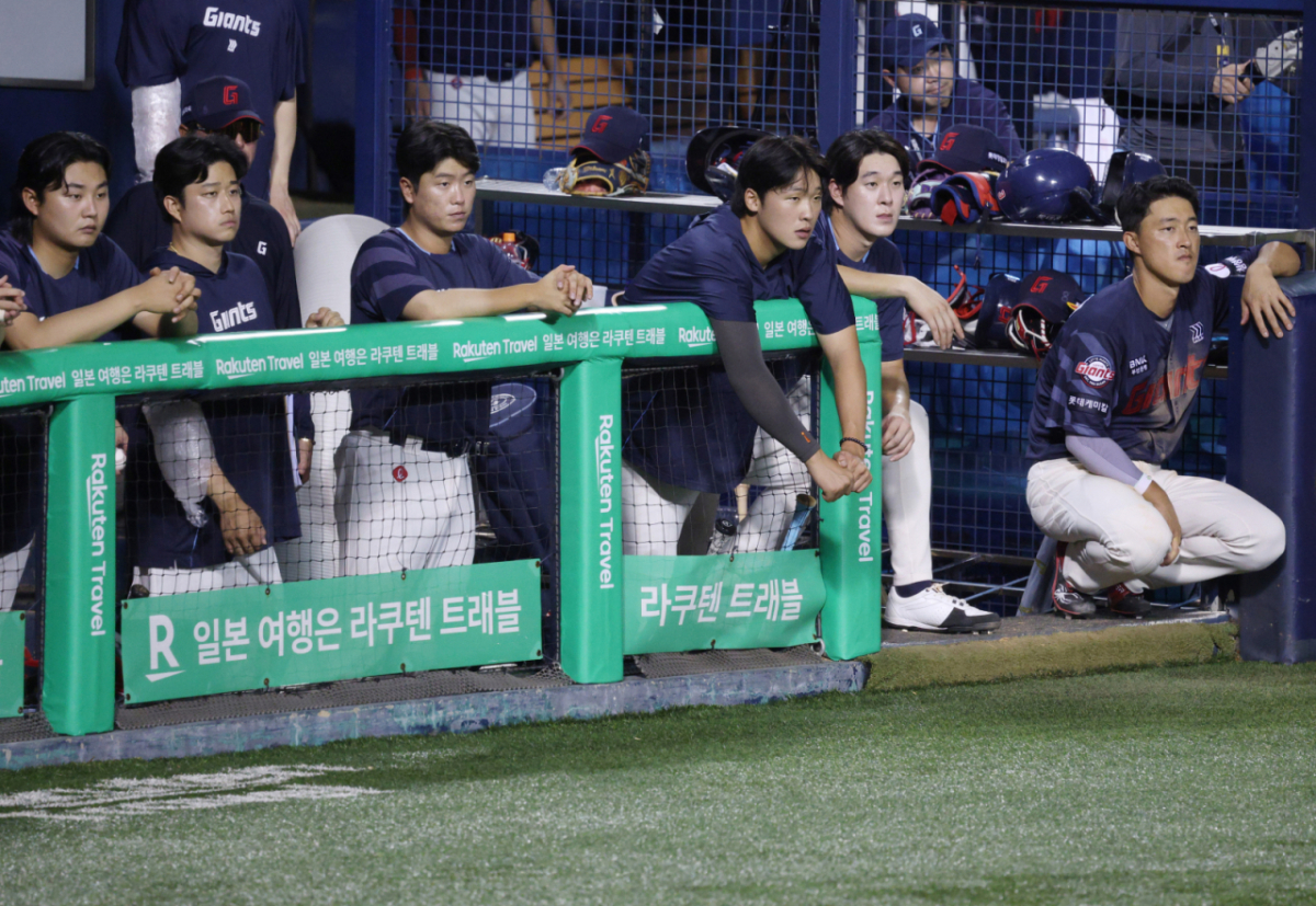 2025 신한 SOL Bank KBO리그 LG 트윈스 대 롯데 자이언츠 경기가 21일 서울 잠실야구장에서 열렸다. 롯데 선수들이 동점이 되자 어두운 표정으로 경기를 바라보고 있다. /사진=김진경 kim.jinkyung@