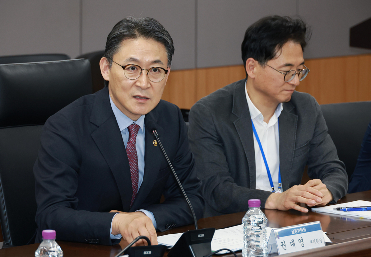 권대영 금융위원회 부위원장(왼쪽)이 15일 오후 서울 종로구 정부서울청사에서 유관기관·민간전문가 등과 개최한 민·관합동 '토큰증권 협의체' 제2차회의에서 토큰증권의 발행·유통·인프라 등 세부제도 설계 관련헤 논의하고 있다./사진=금융위원회