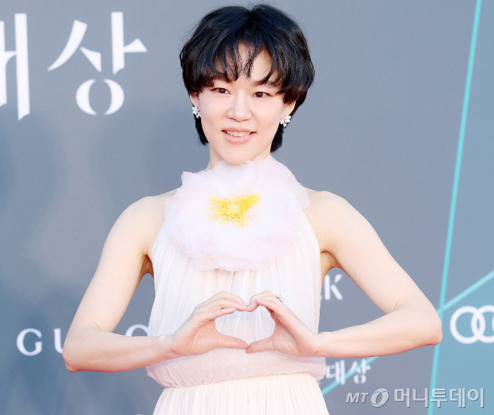 배우 한예리가 자신의 시상식 패션에 대한 지적에 불쾌감을 드러냈다. 사진은 지난 8일 오후 서울 강남구 코엑스에서 열린 제62회 백상예술대상에서 레드카펫을 밟고 있는 한예리. /사진=김휘선 hwijpg@