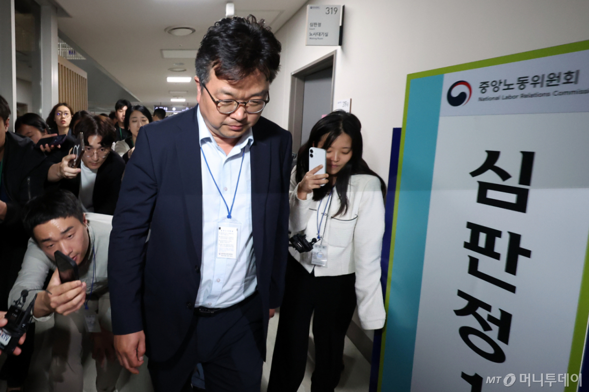 삼성전자 사측 대표교섭위원인 김형로 부사장이 13일 2차 사후조정회의를 마친 뒤 정부세종청사 중앙노동위원회를 나서고 있다./사진=뉴시스 /사진=강종민