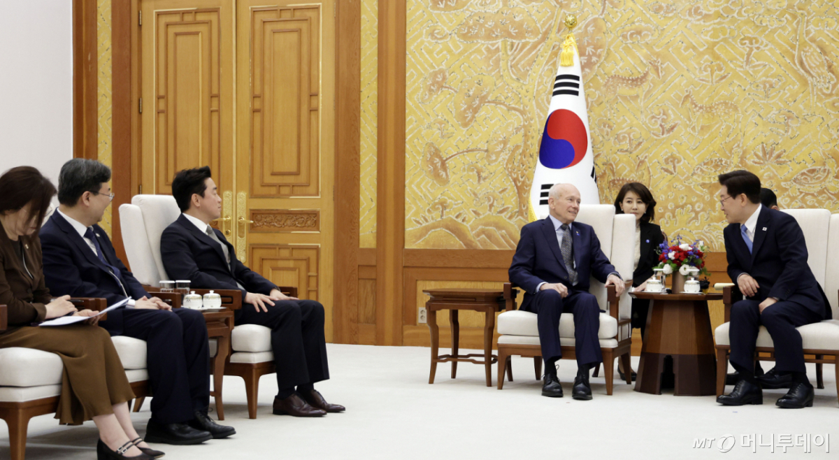 [서울=뉴시스] 최동준 기자 = 이재명 대통령이 15일 청와대에서 노벨경제학상 수상자인 피터 하윗 미국 브라운대 명예교수를 접견하고 있다. 2026.05.15. photocdj@newsis.com /사진=최동준