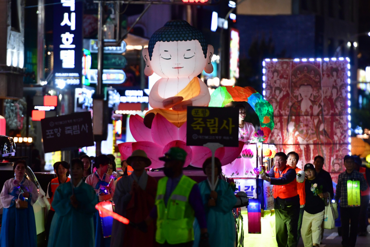지난 9일 불기 2570(2026)년 부처님오신날을 앞두고 포항 영일대해수욕장에서 펼쳐진 제등 행렬. / 사진 = 뉴스1 