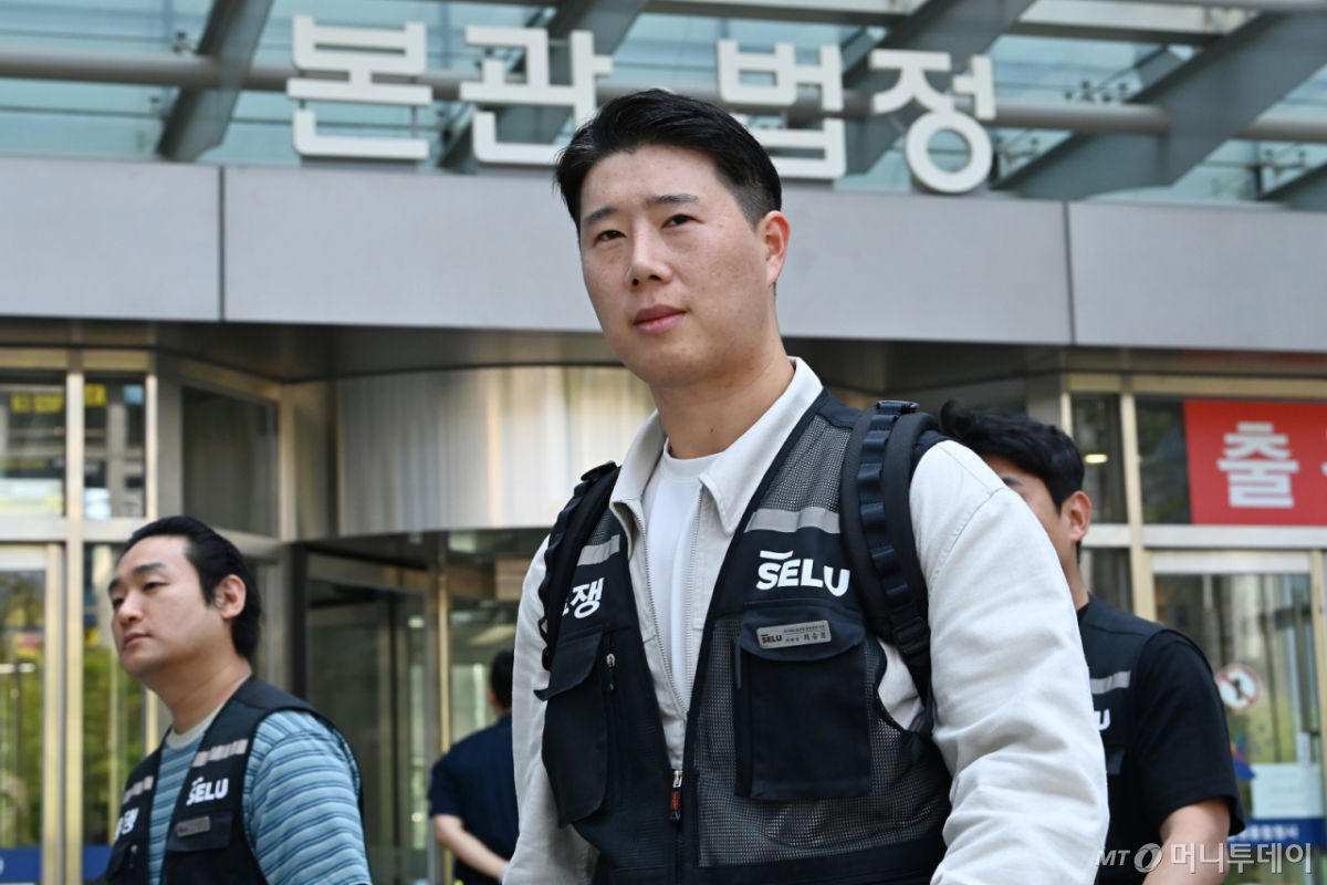  최승호 초기업노조 삼성전자지부 위원장이 13일 경기 수원시 영통구 수원지방법원에서 열린 삼성전자 노조 위법 쟁의행위 금지 가처분 신청 2차 심문을 마친 뒤 법원을 나서고 있다. /사진=뉴시스 /사진=김종택