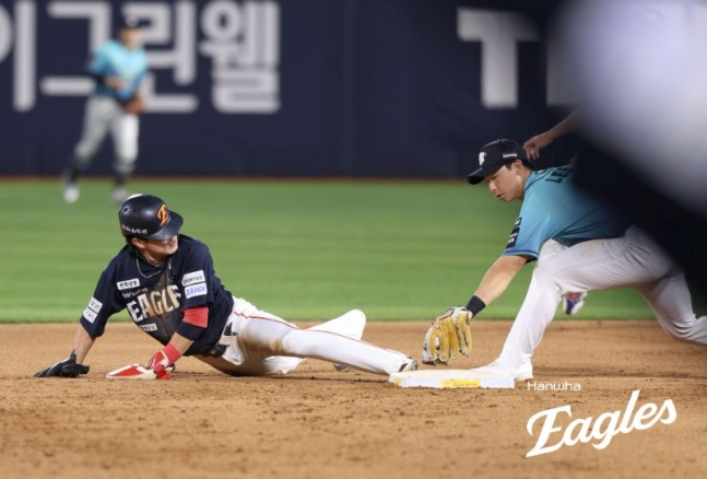 한화 심우준(왼쪽)이 15일 수원 KT전 5회초 2루 도루에 성공했다. /사진=한화 이글스 제공