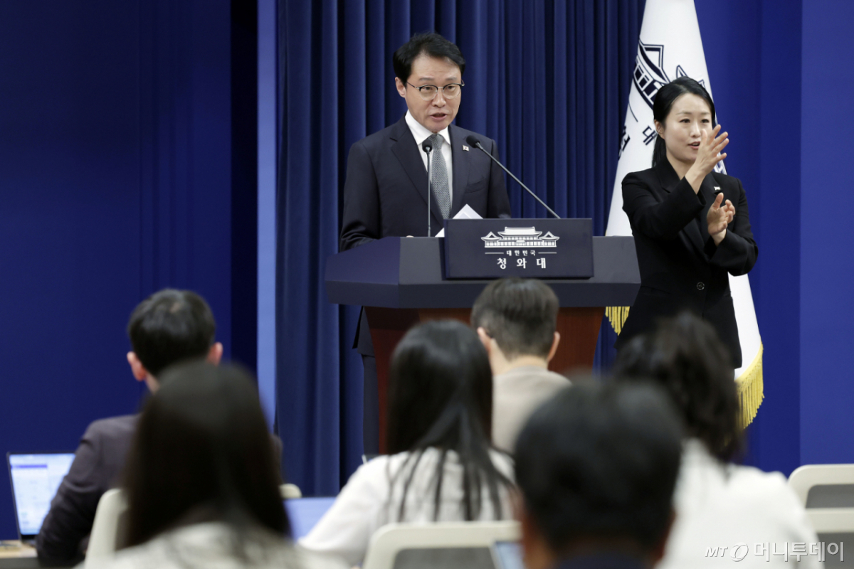 (서울=뉴스1) 허경 기자 = 이규연 홍보소통수석이 15일 청와대에서 정부 인사 관련 브리핑을 하고 있다. (청와대통신사진기자단) 2026.5.15/뉴스1 Copyright © 뉴스1. All rights reserved. 무단 전재 및 재배포, AI학습 이용 금지. /사진=(서울=뉴스1) 허경 기자