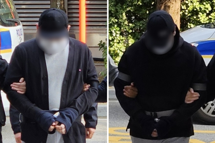 인천 송도국제도시 한 아파트 지하 주차장에서 유튜버 '수탉'을 납치해 살해하려고 한 혐의를 받는 남성 두 명이 지난해 10월 인천지법에서 열린 구속 전 피의자 심문(영장실질심사)에 출석하는 모습. /사진=뉴시스 