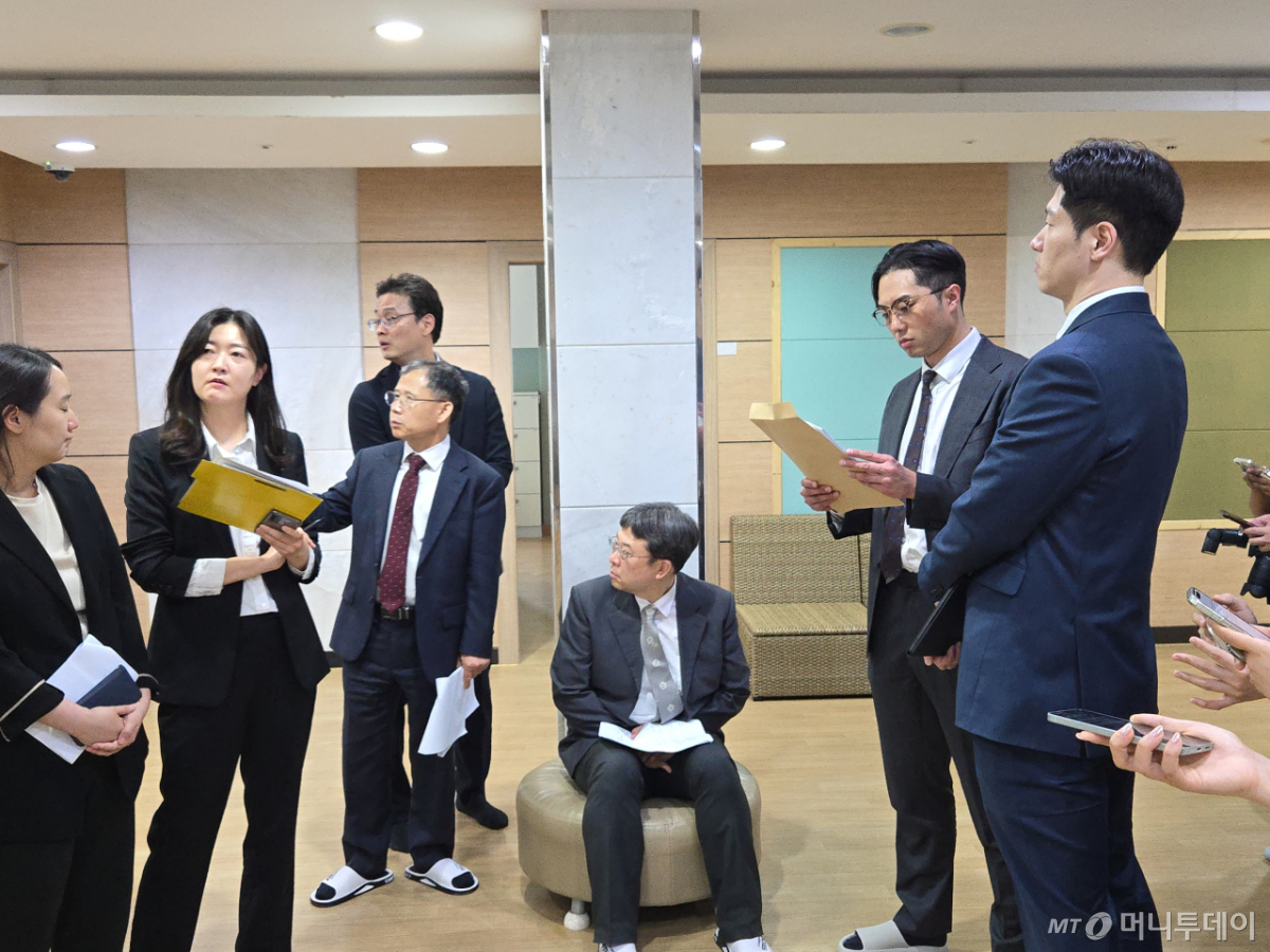 엄기표 서울중앙지법 형사합의29부 부장판사와 이웅희 서울중앙지검 공판2부 검사, 색동원 전 시설장 김씨 측 변호인 등이 15일 중증장애인 거주시설 색동원 2층 거실에 모여 현장 검증에 나섰다. 엄 부장판사는 색동원 야간 당직자가 근무할 때 사용한다는 의자에 앉아 시야를 확인하고 있다/사진=이혜수 기자