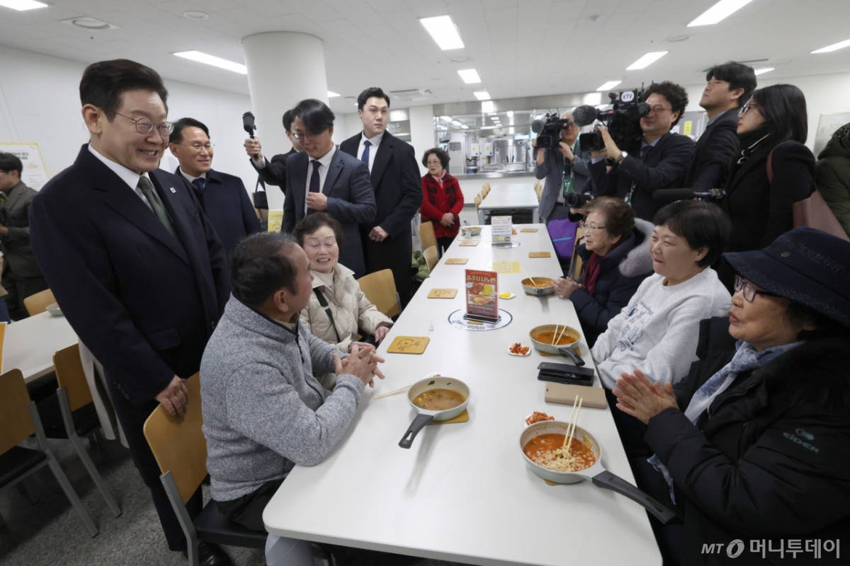 (청주=뉴스1) 허경 기자 = 이재명 대통령이 11일 충북 충주시 건강복지타운 먹거리 그냥드림 나누면 코너를 방문해 시민들과 대화하고 있다. 복지관 자체사업으로 운영 중인 ‘나누면’은 취약계층이 무료로 라면을 먹을 수 있는 코너이다. (청와대통신사진기자단) 2026.2.11/뉴스1 Copyright © 뉴스1. All rights reserved. 무단 전재 및 재배포, AI학습 이용 금지. /사진=(청주=뉴스1) 허경 기자