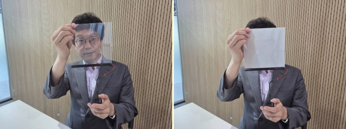 (왼쪽)윤희영 대표가 스마트 윈도에 적용되는 PDLC에 전류를 흘리기 전 투명한 상태. (오른쪽)배터리에 연결된 스위치를 누르자마자 PDLC 필름이 불투명하게 변했다. /사진=최우영 기자
