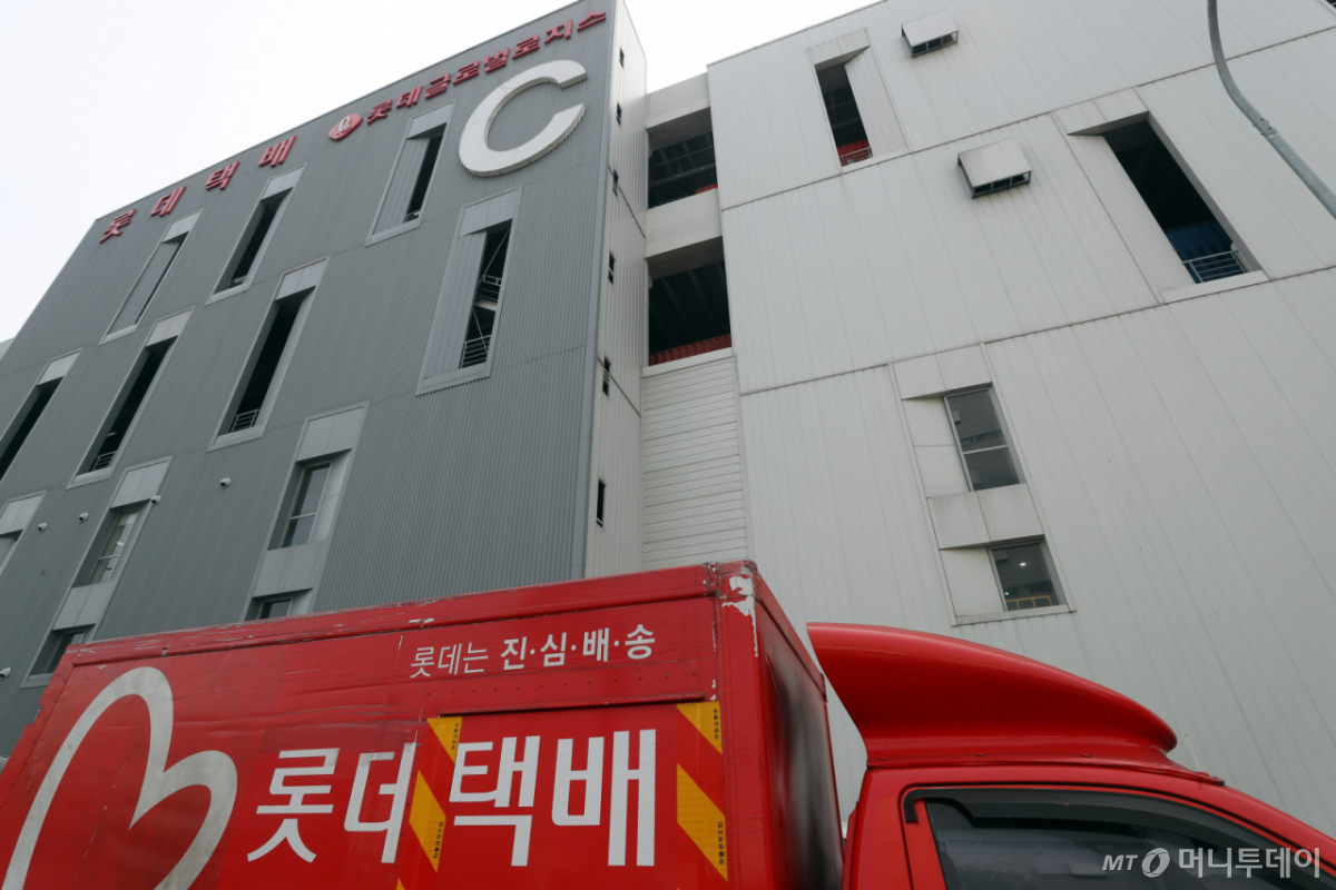 서울 송파구 서울복합물류단지에 롯데택배차량이 세워져 있다. /사진=이기범 기자 leekb@