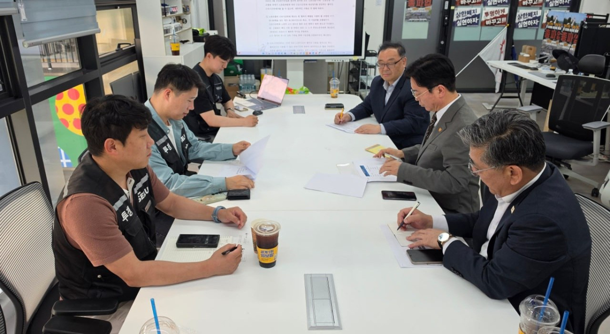 김영훈 고용노동부 장관(오른쪽에서 두번째)이 삼성전자 노조를 찾아 면담을 진행했다. /사진제공=초기업노조