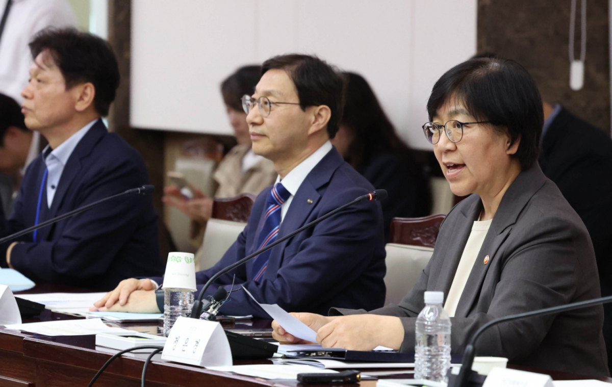 [서울=뉴시스] 조수정 기자 = 정은경 보건복지부 장관이 15일 오후 서울 종로구 정부서울청사에서 열린 제4차 국민연금기금운용위원회 회의를 주재하고 있다. 2026.05.15. chocrystal@newsis.com /사진=조수정
