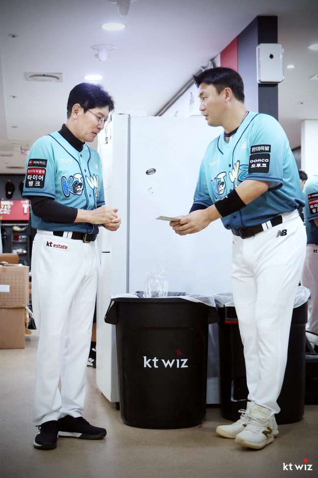 KT 주장 장성우(오른쪽)이 15일 수원 한화전을 앞두고 스승의 날을 맞아 이강철 감독에게 선물을 전달하고 있다. /사진=KT 위즈 제공