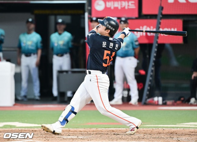 한화 문현빈이 15일 수원 KT전 4회초 1사 1루에서 역전 투런포를 쳤다.
