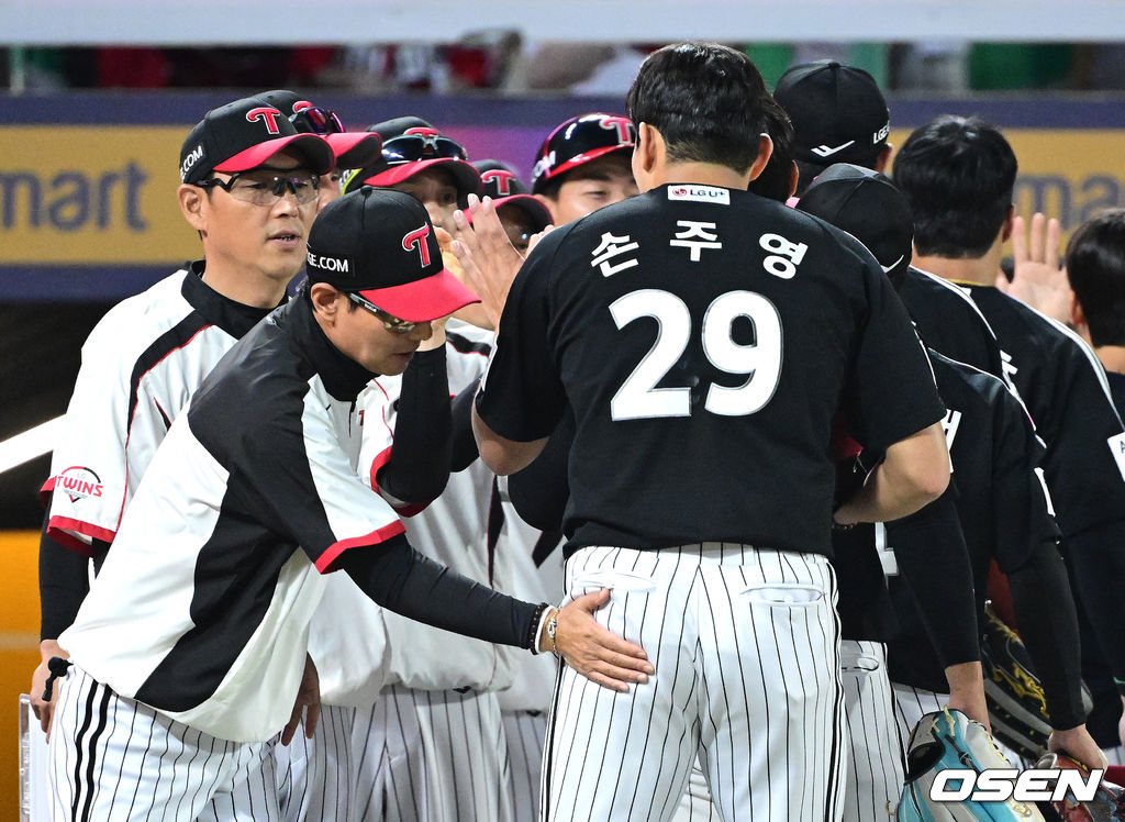 염경엽 LG 트윈스 감독(왼쪽)이 15일 SSG 랜더스와 방문경기에서 팀 승리를 지켜낸 뒤 손주영의 엉덩이를 토닥이고 있다.