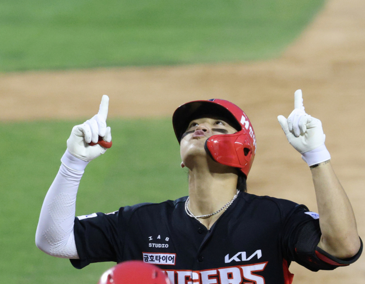 2026 신한 SOL KBO리그 두산 베어스 대 KIA 타이거즈 경기가 18일 서울 잠실야구장에서 열렸다.   KIA 김도영이 8회초 1사 2루에서 두산 김택연을 상대로 역전 2점 홈런을 날리고 홈인하고 있다. /사진=김진경 대기자