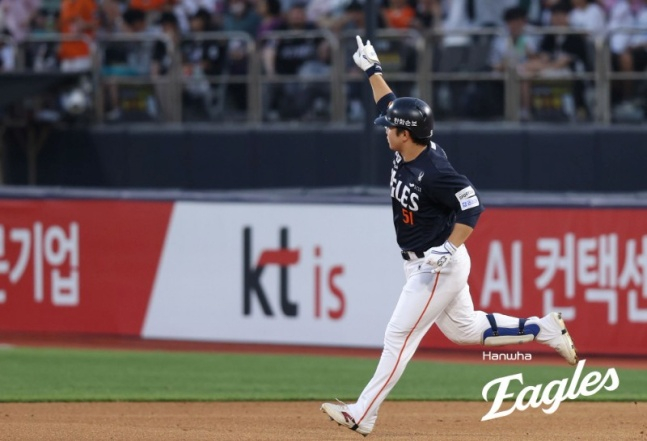 한화 문현빈이 15일 수원 KT전 4회초 1사 1루에서 우월 투런포를 날리고 세리머니했다. /사진=한화 이글스 제공