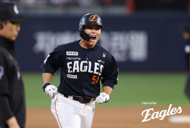 한화 문현빈이 15일 수원 KT전 4회초 1사 1루에서 우월 투런포를 날리고 세리머니했다. /사진=한화 이글스 제공