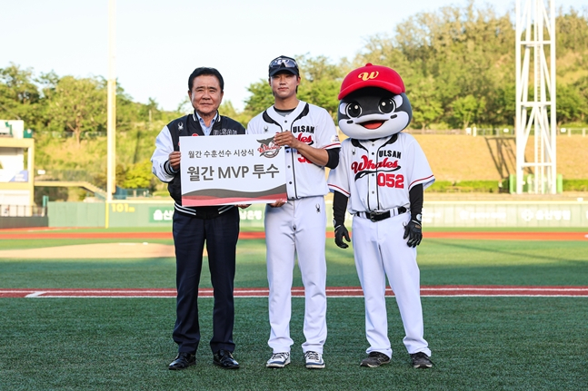 김철욱 울산체육회장(왼쪽)과 남호. /사진=울산 웨일즈
