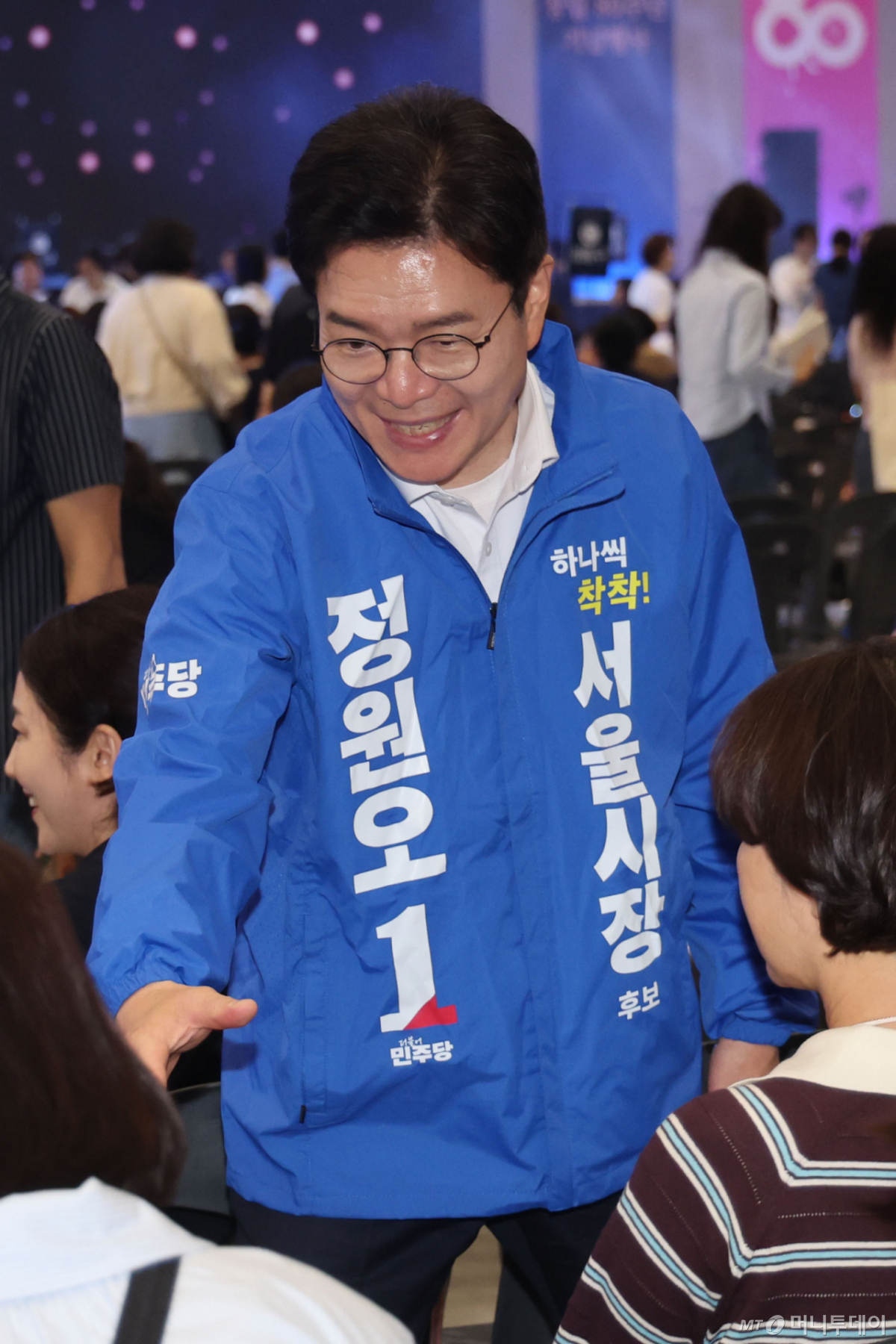 [서울=뉴시스] 권창회 기자 = 정원오 더불어민주당 서울시장 후보가 15일 서울 중구 동대문디자인플라자(DDP)에서 열린 서울특별시간호사회 창립 80주년 기념 '서울간호 80년, 함꼐 여는 건강한 미래' 행사에서 간호사들과 인사하고 있다. 2026.05.15. kch0523@newsis.com /사진=권창회