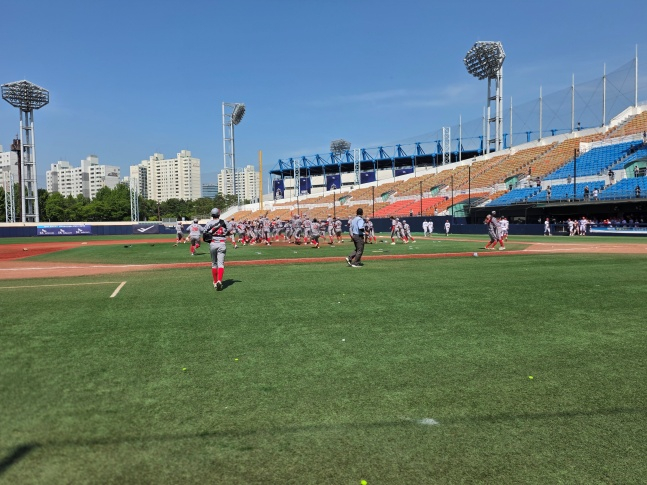 충암고 야구부가 16일 서울 목동야구장에서 열린 제80회 황금사자기 전국고교야구대회 결승전에서 대전고를 10-4로 꺾고 우승을 차지했다. /사진=김동윤 기자