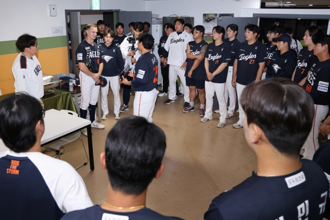 한화 외국인 투수 잭 쿠싱이 15일 대전 KT전이 끝난 뒤 선수단으로부터 선물을 받았다. /사진=한화 이글스 제공