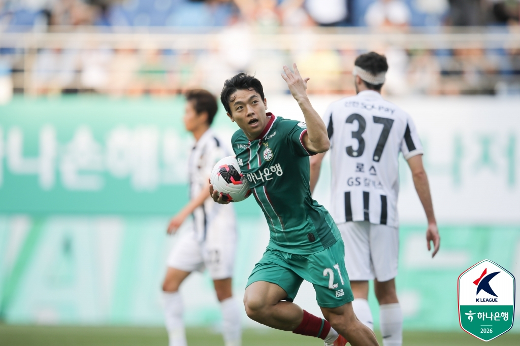 대전하나시티즌 정재희가 16일 대전월드컵경기장에서 열린 FC서울전에서 후반 동점골을 터뜨린 뒤 골 세리머니를 하고 있다. /사진=한국프로축구연맹 제공