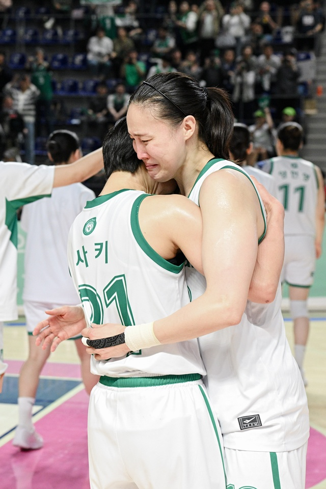 플레이오프 탈락 후 눈물을 흘린 김정은(오른쪽). /사진=WKBL 제공