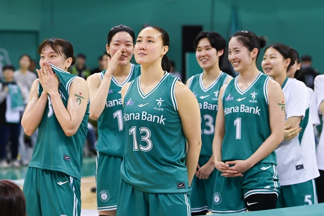 김정은(가운데)과 부천 하나은행 선수들. /사진=WKBL 제공