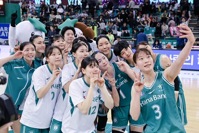 부천 하나은행 선수들이 기념 사진을 찍고 있다. /사진=WKBL 제공