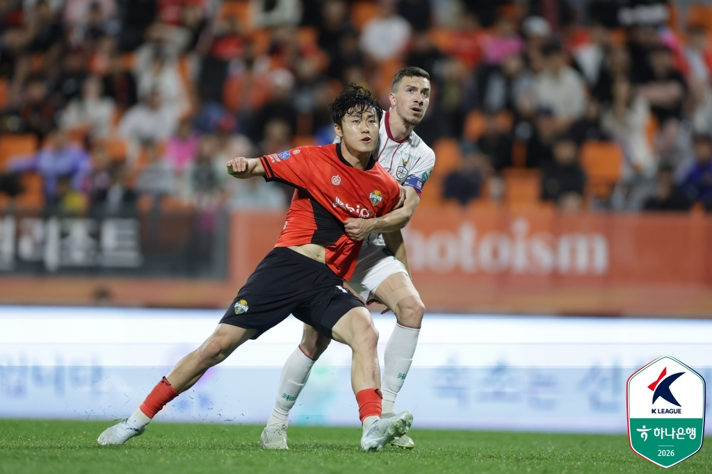 강원FC 이기혁(왼쪽). /사진=한국프로축구연맹 제공