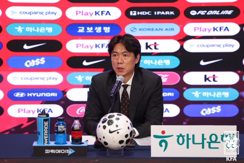 홍명보 대한민국 국가대표팀 감독이 16일 오후 4시 서울 종로구 KT 광화문 빌딩 웨스트 온마당에서 열린 기자회견에서 취재진의 질문에 답하고 있다. /사진=대한축구협회 제공
