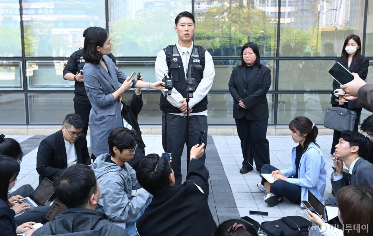 [수원=뉴시스] 김종택기자 = 최승호 초기업노조 삼성전자지부 위원장이 13일 경기 수원시 영통구 수원지방법원에서 열린 삼성전자 노조 위법 쟁의행위 금지 가처분 신청 2차 심문을 마친 뒤 취재진 질문에 답하고 있다. 2026.05.13. jtk@newsis.com /사진=김종택