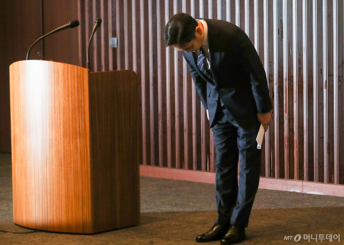 이재용 삼성전자 부회장이 6일 오후 서울 삼성전자 서초사옥에서 경영권 승계 관련 대국민 사과를 하고 있다. /사진=김휘선 기자 hwijpg@