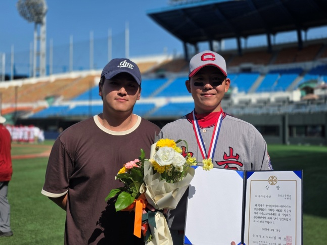 충암고 출신 키움 김동헌(왼쪽)이 16일 서울 목동야구장에서 제80회 황금사자기 전국고교야구대회 MVP 서원준과 기념사진을 찍었다. /사진=김동윤 기자