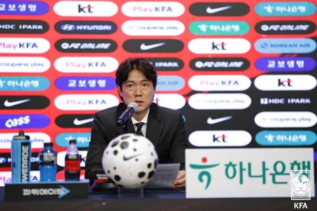 홈명보 한국 축구대표팀 감독이 16일 2026 국제축구연맹(FIFA) 북중미 월드컵에 나설 최종명단을 발표하고 있다. /사진=대한축구협회 제공