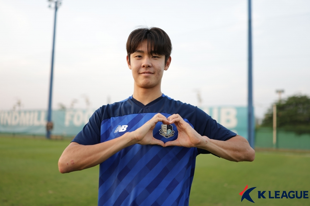 백지웅이 팀 훈련 중 포즈를 취하고 있다. /사진=한국프로축구연맹 제공