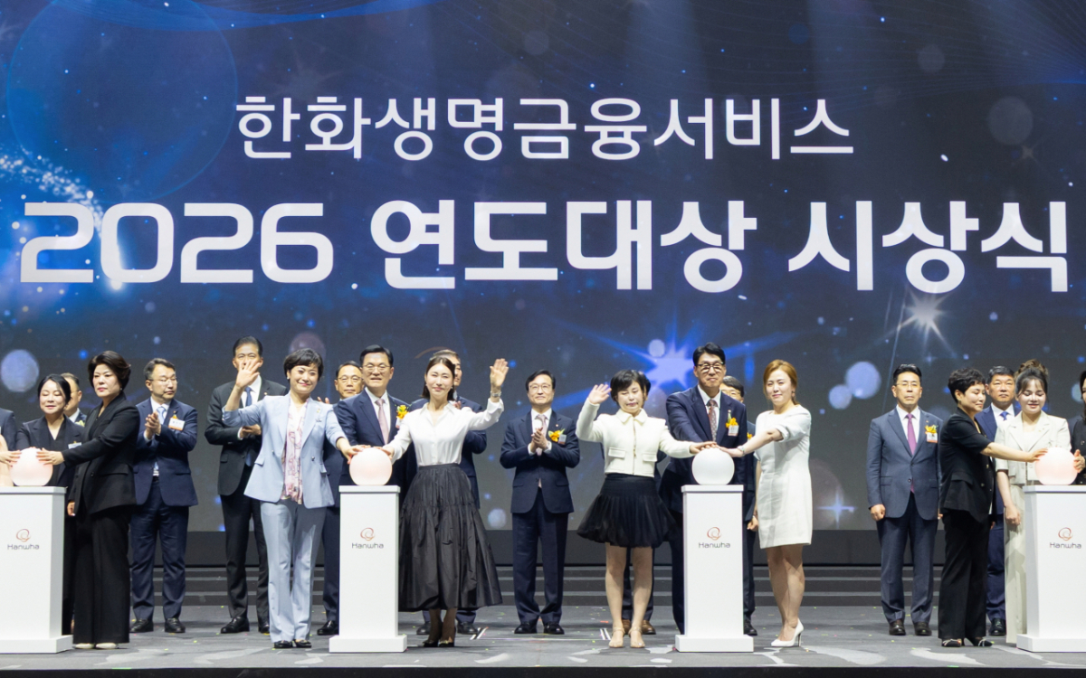 이경근 한화생명 대표(사진 중앙 왼쪽)와 최승영 한화생명금융서비스 대표(사진 중앙 오른쪽)가 지난 15일 일산 킨텍스에서 열린 한화생명금융서비스 '2026 연도대상 시상식'에서 챔피언 수상자들과 함께 기념 세리머니를 하고 있다./사진제공=한화생명