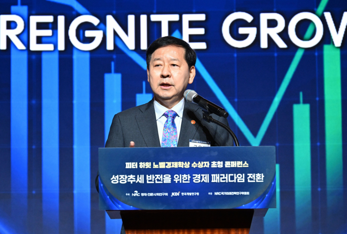 구윤철 부총리 겸 재정경제부 장관과 피터 하윗 브라운대 명예교수가 15일 서울 중구 웨스틴조선호텔에서 열린 경제인문사회연구회·KDI 공동주최 컨퍼런스에 참석하고 있다./사진제공=재경부