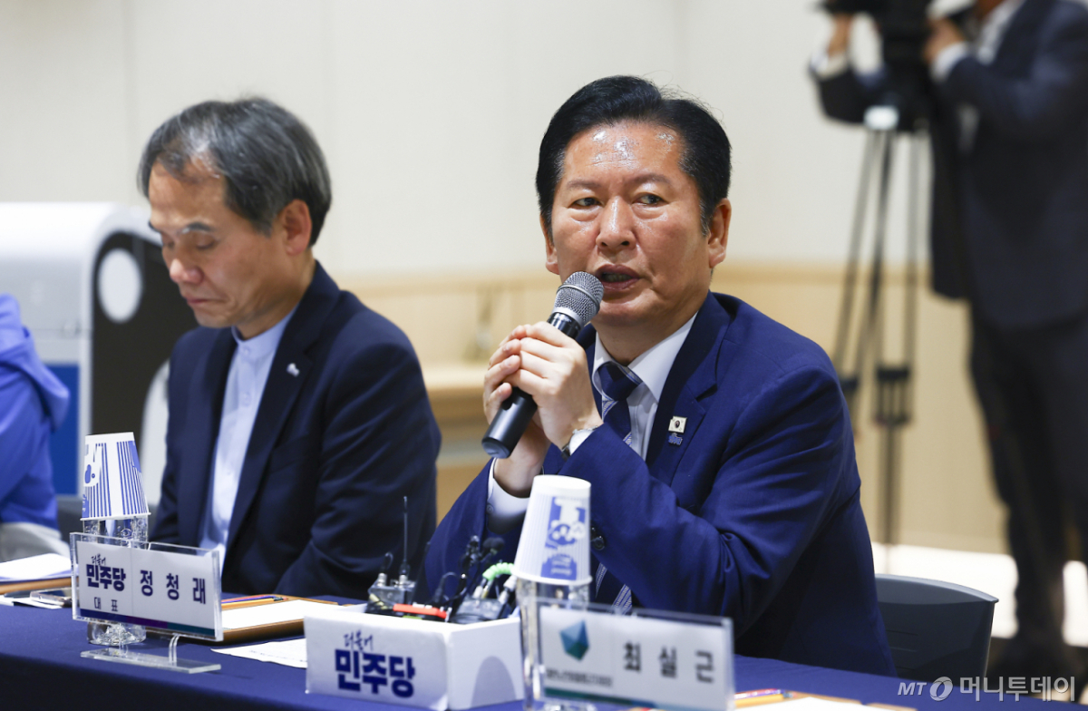 정청래(가운데) 더불어민주당 대표 겸 중앙선거대책위원회 총괄 상임 위원장이 14일 오전 경북 울릉한마음회관에서 열린 주민 애로사항 청취 현장 간담회에서 인사말을 하고 있다. /사진=뉴시스