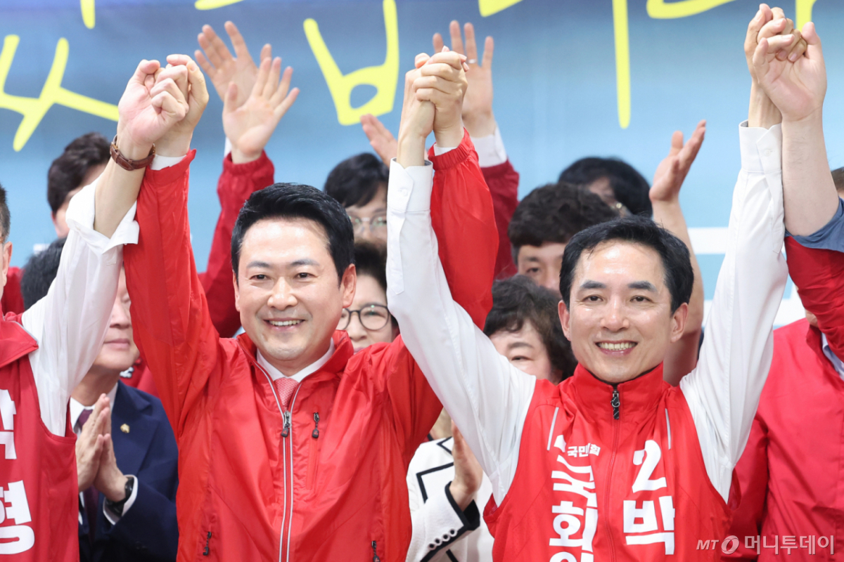 (부산=뉴스1) 신웅수 기자 = 장동혁 국민의힘 대표와 부산 북갑 국회의원 보궐선거에 출마한 박민식 후보가 10일 부산 북구 박 후보 선거사무소에서 열린 선거사무소 개소식에서 손을 맞잡고 있다. 2026.5.10/뉴스1  Copyright © 뉴스1. All rights reserved. 무단 전재 및 재배포,  AI학습 이용 금지. /사진=(부산=뉴스1) 신웅수 기자