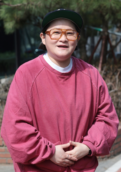 방송인 김신영이 지난 3월 16일 서울 영등포구 여의도동 KBS 신관에서 진행된 ‘불후의 명곡’ 리허설을 마친 뒤 준비된 차량으로 이동하며 인사를 하고 있다. 김신영은 44kg의 몸무게를 감량한 후 요요 현상으로 다시 몸무게가 늘어난 것으로 알려졌다. /사진=뉴스1